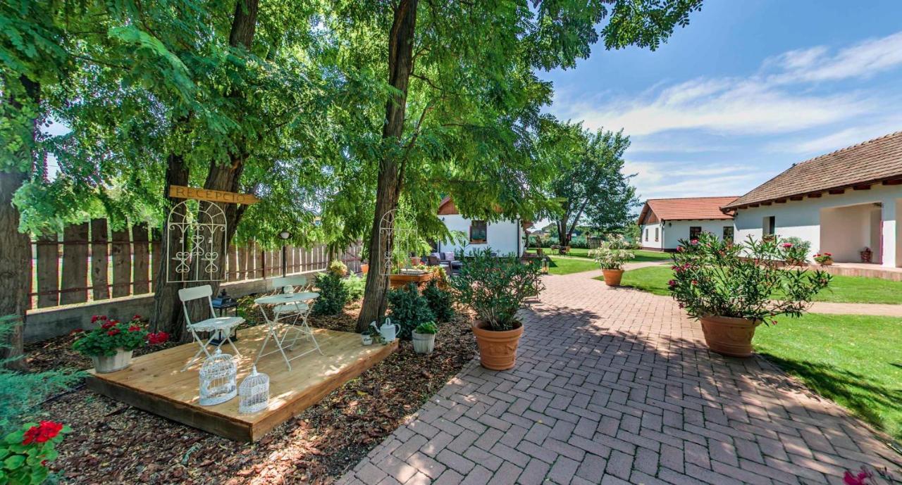Toth Vendeghaz Es Apartmanhaz Ujfeherto Dış mekan fotoğraf