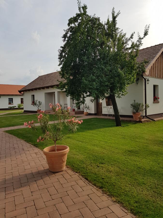 Toth Vendeghaz Es Apartmanhaz Ujfeherto Dış mekan fotoğraf