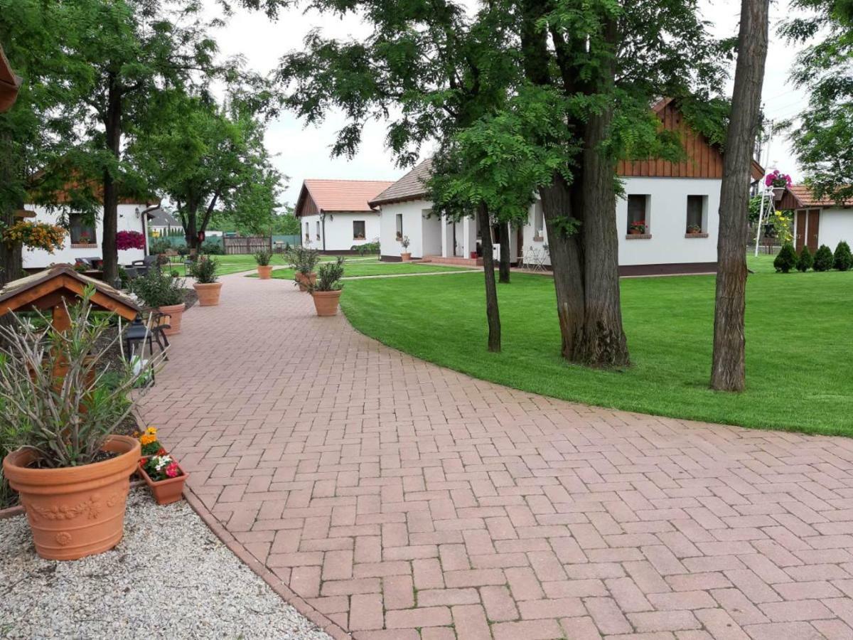 Toth Vendeghaz Es Apartmanhaz Ujfeherto Dış mekan fotoğraf